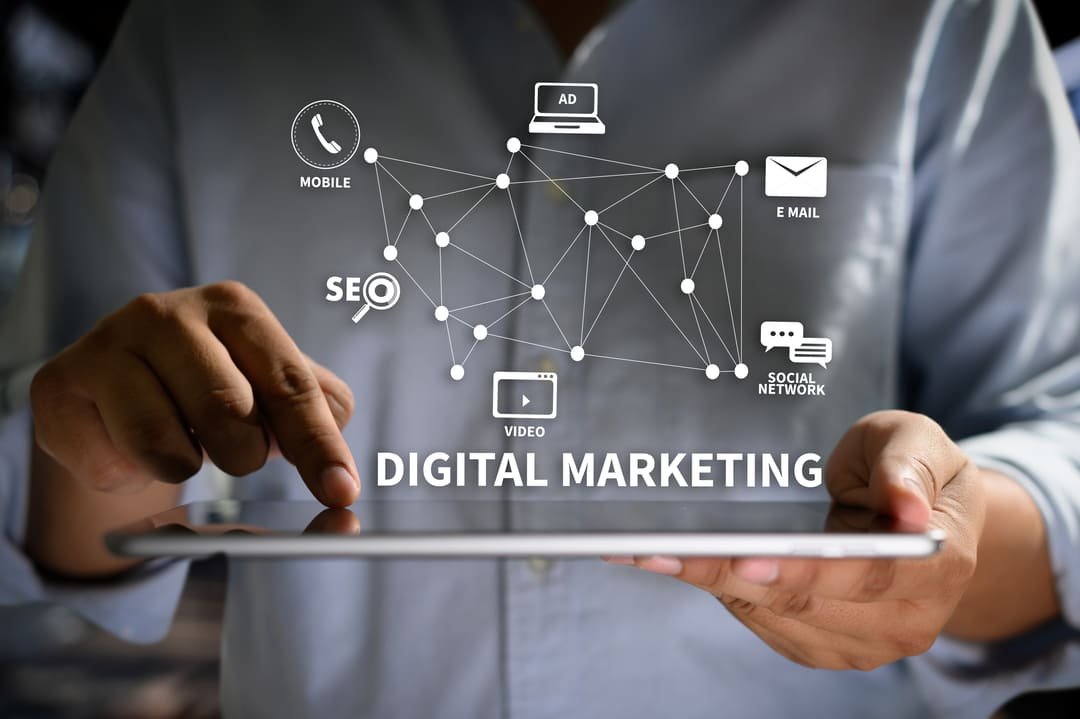 Herramientas de marketing digital sobre una tablet