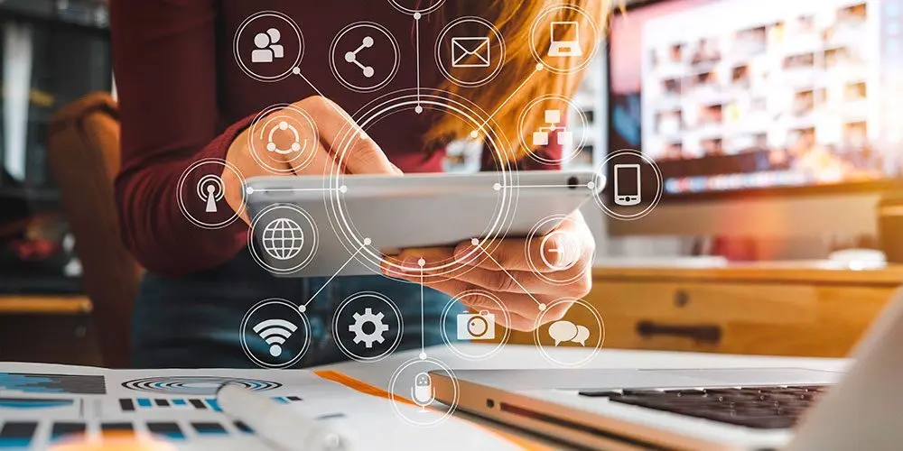 Persona usando una tablet con íconos de marketing digital