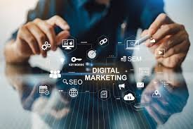 Profesional usando una tablet con íconos de marketing digital