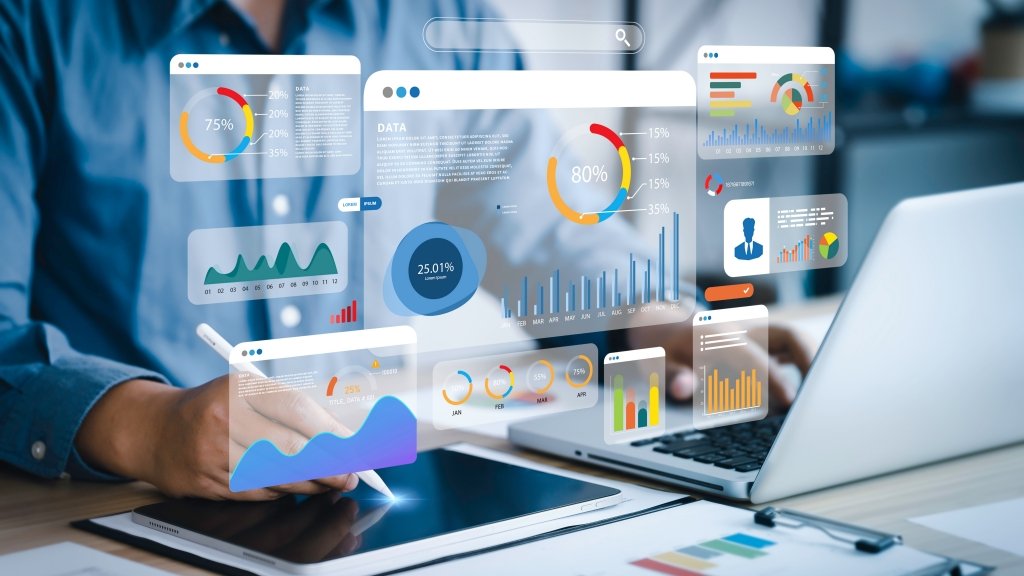 Analítica de marketing digital en la pantalla de una laptop