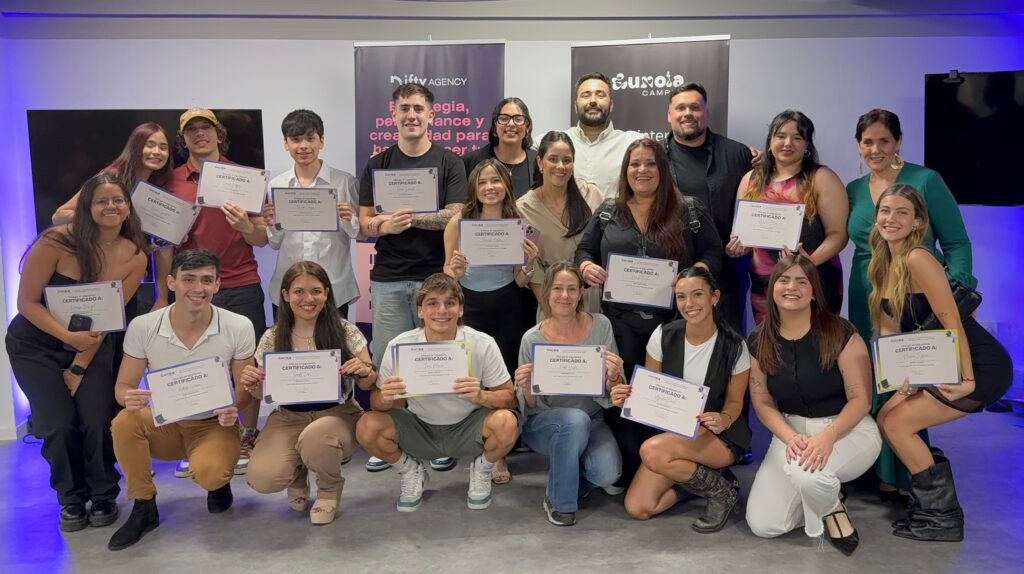 Grupo de alumnos graduados en Eunoia Campus