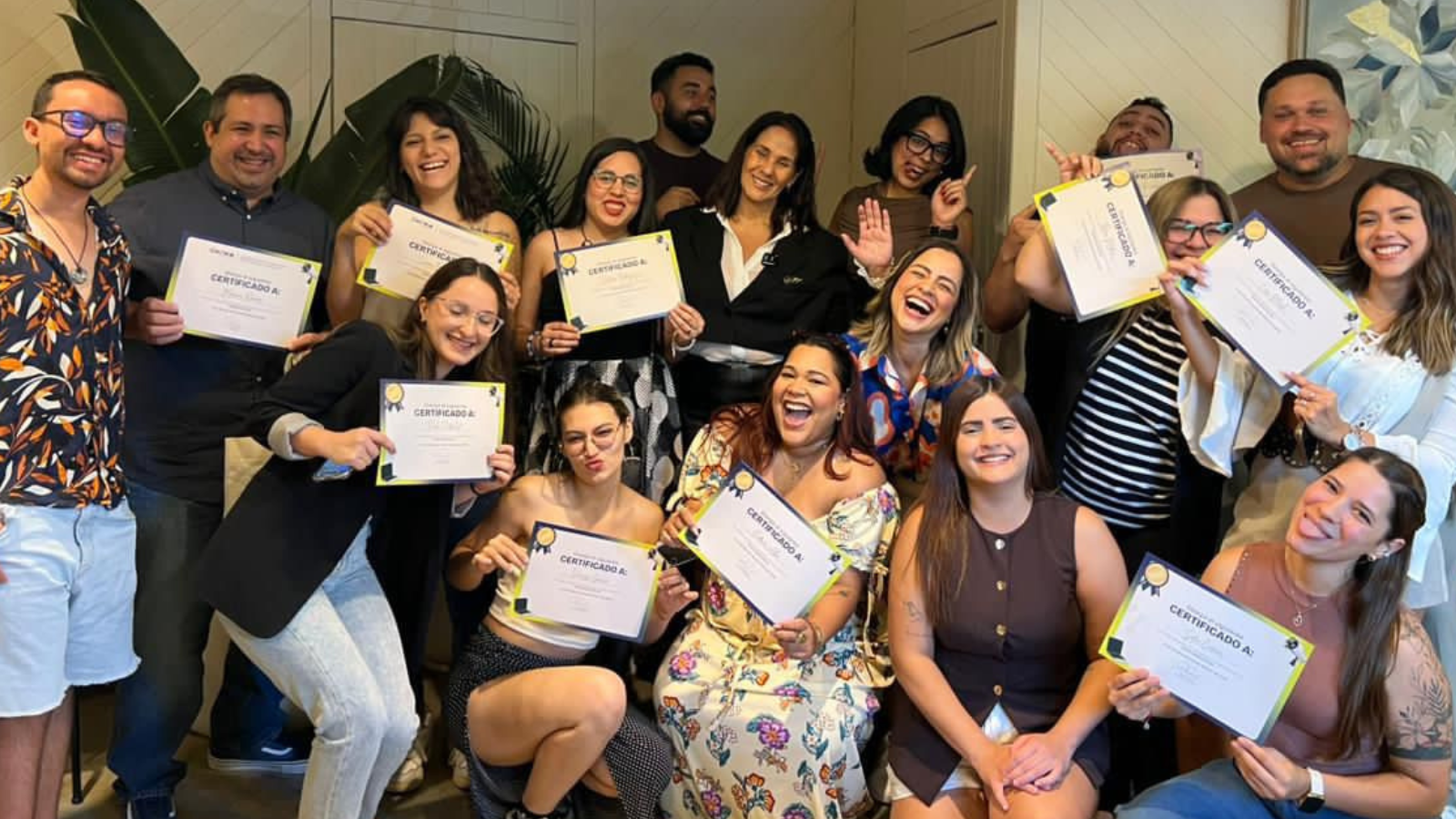 Alumnos graduados de Eunoia Campus con sus certificados