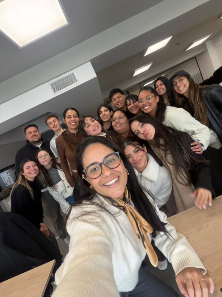 Selfie grupal de alumnos en una clase de Eunoia Campus