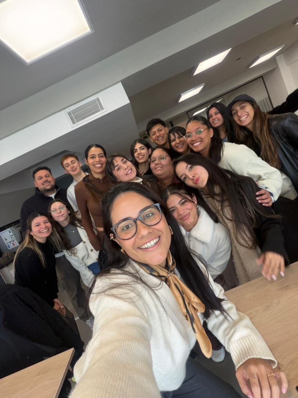Selfie grupal de alumnos en una clase de Eunoia Campus